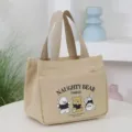 Dettaglio della borsa da pranzo in tela con stampa di orsetto e doppi manici robusti. - Kaki