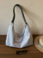 Borsa a tracolla casual in tela a righe blu e bianche, dettaglio di borsa hobo grande. - Borsa Tote Celeste