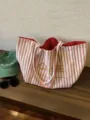 Vista dettagliata della borsa tote in tela a righe in stile francese con motivo rosso. - Lettera Dorata A Righe Rosso Bianco / Rosso