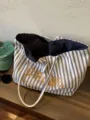 Dettaglio di borsa shopper in tela a righe blu e bianche con elegante scritta dorata. - Lettera Dorata A Righe Blu Bianco / Nero