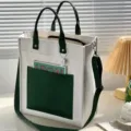 Vista dettagliata della borsa in tela bianca elegante con tasca frontale e tracolla. - Bianco e Verde Blocco di Colore [Aggiornato] con Fodera