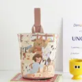 Borsa a secchiello in tela con illustrazione di cartoni animati, grazioso orso e ragazza. - Pittura a Olio Vintage