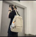 Casual lifestyle Λεπτομέρεια μεγάλου μπεζ σακιδίου πλάτης για φοιτητές στην καθημερινότητα. - Δεινόσαυρος / Λευκό