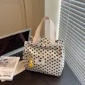 Borsa a mano in tela a pois neri, tote bag casual con tasca frontale e ciondolo giallo. - Borsa Bento a Pois