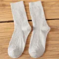 Chaussettes mi-hautes côtelées grises pour femmes, style coréen automne hiver décontracté douillettes - Taille unique / Gris clair