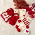 Gezellige dikke rode en witte wintersokken met schattig puppy borduurwerk en zachte fleece. - Eén maat / Gemengde Kleuren
