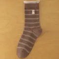 Chaussettes mi-hautes rayées marron pour femmes avec broderie d'ours mignon et ourlet roulé. - Taille unique / Café
