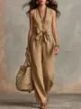 Gros plan sur les détails du combi-pantalon en lin pour femme, col en V et ceinture à nœud. - S / Combinaisons / Kaki