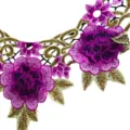 Nahaufnahme einer farbigen bestickten Spitzenkragen-Applikation mit lila Blüten und Goldblättern. - Lila (LG713)