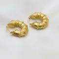 Detailaufnahme von goldenen edelstahl ohrringen im vintage stil mit markanter struktur. - 3D Croissant-Hoop-Stil (XL1-003)