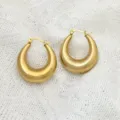 Goldfarbene edelstahl dicke creolen detailansicht mit glatter polierter oberflaeche. - Dickwandiger C-Form-Tropfenstil (XL1-004)