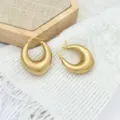 Nahaufnahme minimalistischer Gold-Creolen, chunky u-förmiges Metalldesign für den Alltag. - Dicker U-Form Clicker-Stil (XL1-007)