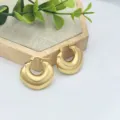Nahaufnahme trendiger goldener Creolen, stilvoller minimalistischer Schmuck-Detailshot. - Glatter Dickwandiger C-Hoop-Stil (XL1-011)