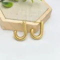 Nahaufnahme Detailansicht minimalistischer goldener Edelstahl geometrischer Ohrringe fuer Damen. - Offener Geometrischer J-Stil (XL1-016)