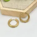 Goldene Edelstahl Creolen Detail, minimalistisches schickes geometrisches Design, eleganter Schmuck. - Minimalistischer Glatter Hoop-Stil (XL1-019)