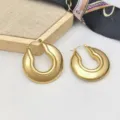 Modische goldene Edelstahl Chunky Creolen Ohrringe mit stilvollem Vintage Design. - Konkaver 3D Kontur-Hoop-Stil (XL1-013)