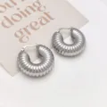 Edelmastahl klobige gerippte Creolen Ohrringe, Vintage silberne geometrische Modeschmuck für Damen. - 3D Retro Gerippter Donut-Stil (XL1-027)