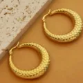 Goldene edelstahl texturierte creolen ohrringe damen vintage alltag mode schmuck. - Breiter Schlangen-Schuppen-Hoop-Stil (XL1464-06)
