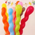 Bunte spiralförmige lange Latexballons für Geburtstagsfeiern und magische Partydekoration - 100 Stück/Packung