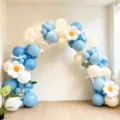 Detailansicht des blau-weißen Ballonbogens mit Gänseblümchen-Folienballons für Partys. - 8-Stangen Macaron Blau Hellblau Weiß Bogen Set