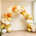 Gelbes und weißes Ballonbogen-Set mit Gänseblümchen-Folienballons für Party- und Hochzeitsdeko. - 8-Stangen Macaron Gelb Orange Weiß Bogen Set