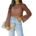 Vista detallada de un elegante crop top de punto marrón calado de manga larga con vaqueros. - Marrón