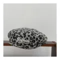Détail de béret à imprimé léopard, accessoire d'hiver duveteux élégant pour femmes. - 50-52cm / Gris