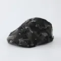 Vue détaillée de la casquette plate camouflage vintage pour enfants, style rétro unique. - 50-52cm / Béret