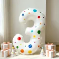 Gran globo de aluminio numero 3 blanco con lunares de colores para decoracion de fiesta. - Pegatinas Redondas Coloridas Más Globo de Número Tres Blanco