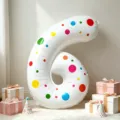 Globo de aluminio número 6 blanco con lunares de colores para decoración de cumpleaños. - Pegatinas Redondas Coloridas Más Globo de Número Seis Blanco