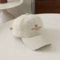 Beigefarbene Destroyed Baseballkappe mit Bärchen-Bestickung und lässigem Fransen-Schirm-Design - 3-10 Jahre / Gebrochenes Weiß
