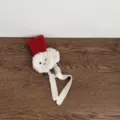 Gedetailleerde close-up van schattige kinder lamswollen oorbeschermers met rode muts. - Geschikt voor 3-9 jaar / Rood