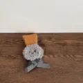 Detailopname van kinder winter pluche oorkleppen met lange banden in grijs en oranje. - Geschikt voor 3-9 jaar / Oranje