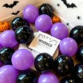 Halloween mavro kai moro set balonion leptomereia pou deixnei tromaktiki diakosmisi party. - 100 Τεμάχια/Πακέτο / Μαύρο και Μωβ
