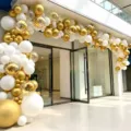 Weißer und goldener Ballonbogen-Bausatz für Geschäftseröffnungen und festliche Dekorationen. - Weiß Gold Ballonbogen Set