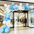 Ballonbogen Set für Eröffnungsfeier, blaue und weiße Ballons mit Gänseblümchen Dekoration. - Hellblau Ballonbogen Set
