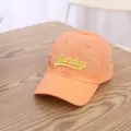 Detailansicht der orangefarbenen atmungsaktiven schnelltrocknenden Baseballkappe mit Stickerei. - 50-54cm / Orange