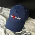 Detailansicht der dunkelblauen schnelltrocknenden Baseballkappe mit Stickerei und breiter Krempe. - Alter 3-8 (Kopfumfang 49-53cm) / Marineblau