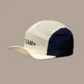 Vista di dettaglio del berretto per bambini leggero ad asciugatura rapida con pannello e testo. - Crema/Blu Navy