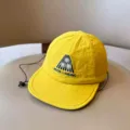 Nahaufnahme der gelben schnelltrocknenden Kinder-Baseballkappe mit Stickerei und Kordel. - 3-8 Jahre / Kurkuma