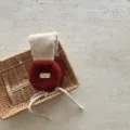 Detailansicht gemütlicher Plüsch-Ohrwärmer für Kinder mit weichem Lammfell und Winterdesign. - 3-9 Jahre (Nur als Referenz) / Beige