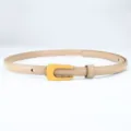 Minimalistischer schmaler Damen Ledergürtel mit goldener U-Schnalle, auf weißem Grund. - Khaki mit Goldener Schnalle