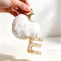 Beige Harz Buchstabe E Schlüsselanhänger mit weißem flauschigen Herz Pompon für Taschen - Buchstabe E / Beige