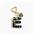Detailansicht Harz Buchstabe E Schlüsselanhänger, schwarze Goldfolie mit Leopardenherz. - Buchstabe E
