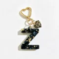 Detailaufnahme des Kunstharz Buchstabe Z Schlüsselanhängers mit goldenem Herzverschluss und Motiv. - Buchstabe Z