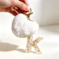 Beige Harz Buchstaben Schlüsselanhänger mit flauschigem Herz Pompon, süßer Taschenanhänger. - Buchstabe K / Beige