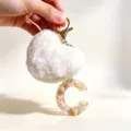 Schluesselanhaenger Buchstabe C mit weissem pluesch Herz Pompon und Goldener Karabiner - Buchstabe C / Beige