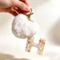 Beige Harz Buchstabe H Schlüsselanhänger mit flauschigem Herz Plüsch Pompon Anhänger - Buchstabe H / Beige