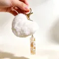 Weißer Herz Plüsch Bommel Schlüsselanhänger mit beigem Harz Anhänger, fluffiger Taschenschmuck. - Buchstabe I / Beige