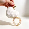 Weißer flauschiger Herz-Pompon-Schlüsselanhänger mit beigeem Harz-Muschel-Ring-Modell. - Buchstabe O / Beige